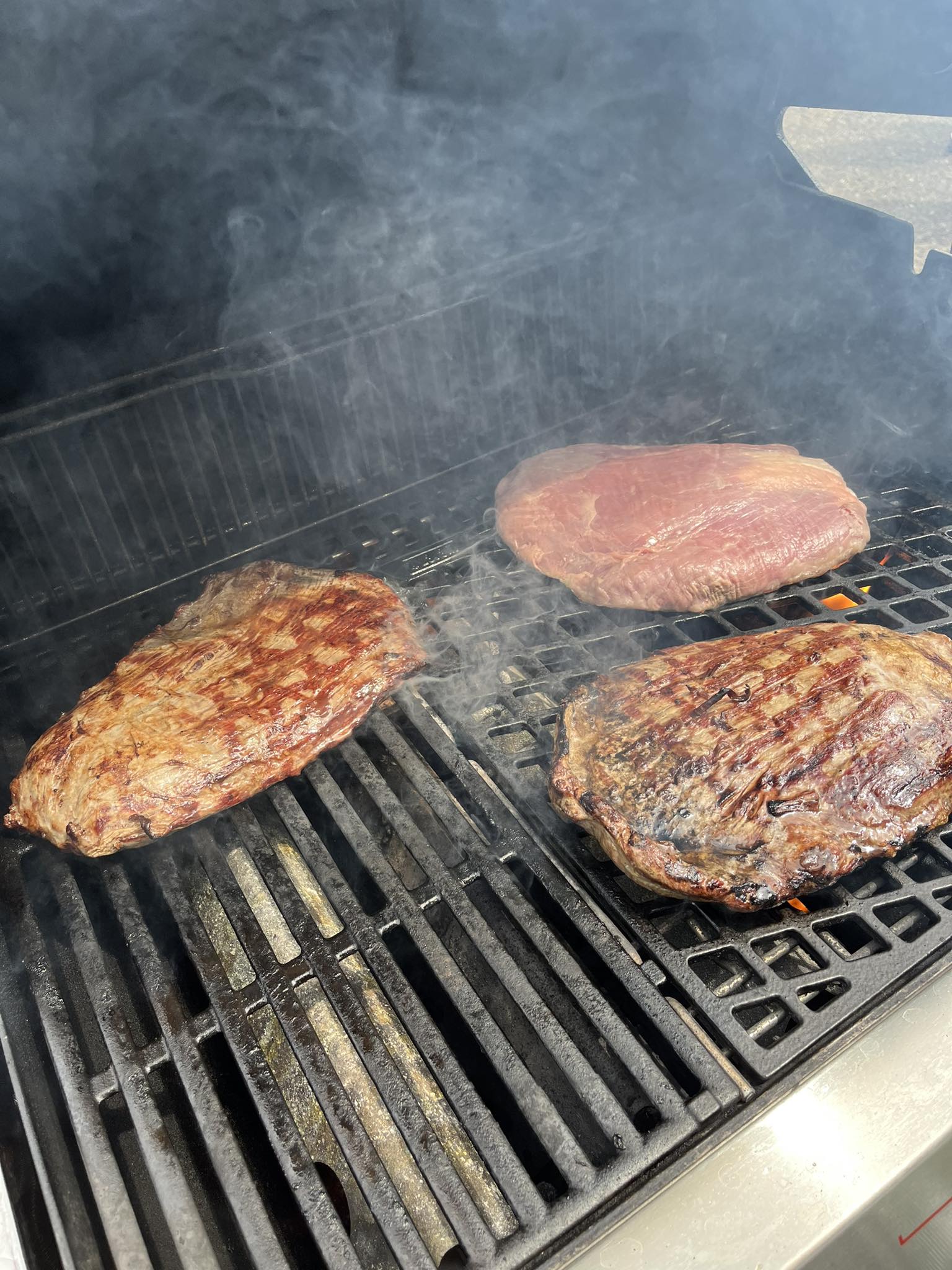 Hovězí steak na grilu - na roštu